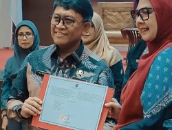 Wali Kota Depok Serahkan 53 SK Kepala Sekolah dan Pengawas, Tekankan Tanggung Jawab Jabatan